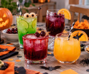 Drinki na Halloween, które robią upiorny klimat. 7 pomysłów z procentami i bez