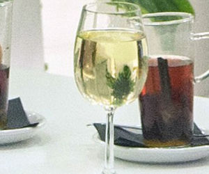 Daniel Olbrychski z żoną na Sushi, ona je on pije