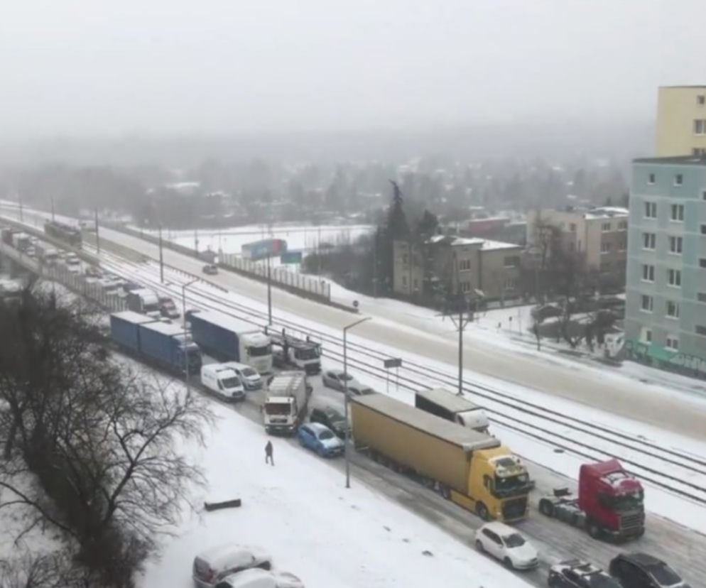 TIR-y w Poznaniu nie mogą podjechać pod górkę