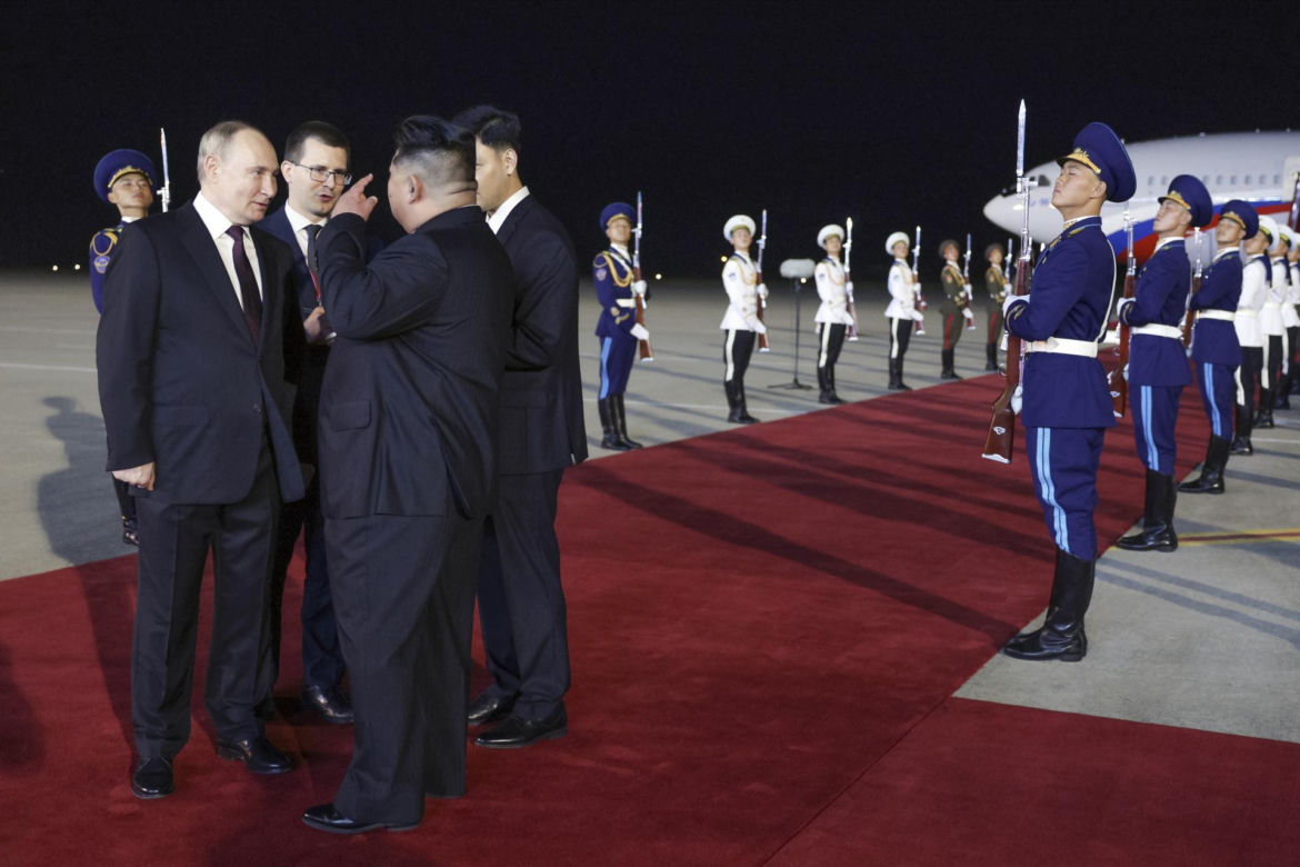 Putin w objęciach Kim Dzong Una! "Przyjacielska pogawędka"