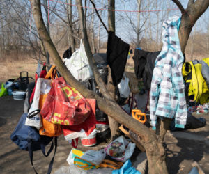 Ich dom to namiot w rezerwacie. Jak Paweł, Agnieszka i Zbyszek zorganizowali życie w cieniu mostu?