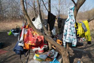 Ich dom to namiot w rezerwacie. Jak Paweł, Agnieszka i Zbyszek zorganizowali życie w cieniu mostu?
