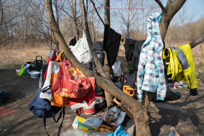 Ich dom to namiot w rezerwacie. Jak Paweł, Agnieszka i Zbyszek zorganizowali życie w cieniu mostu?
