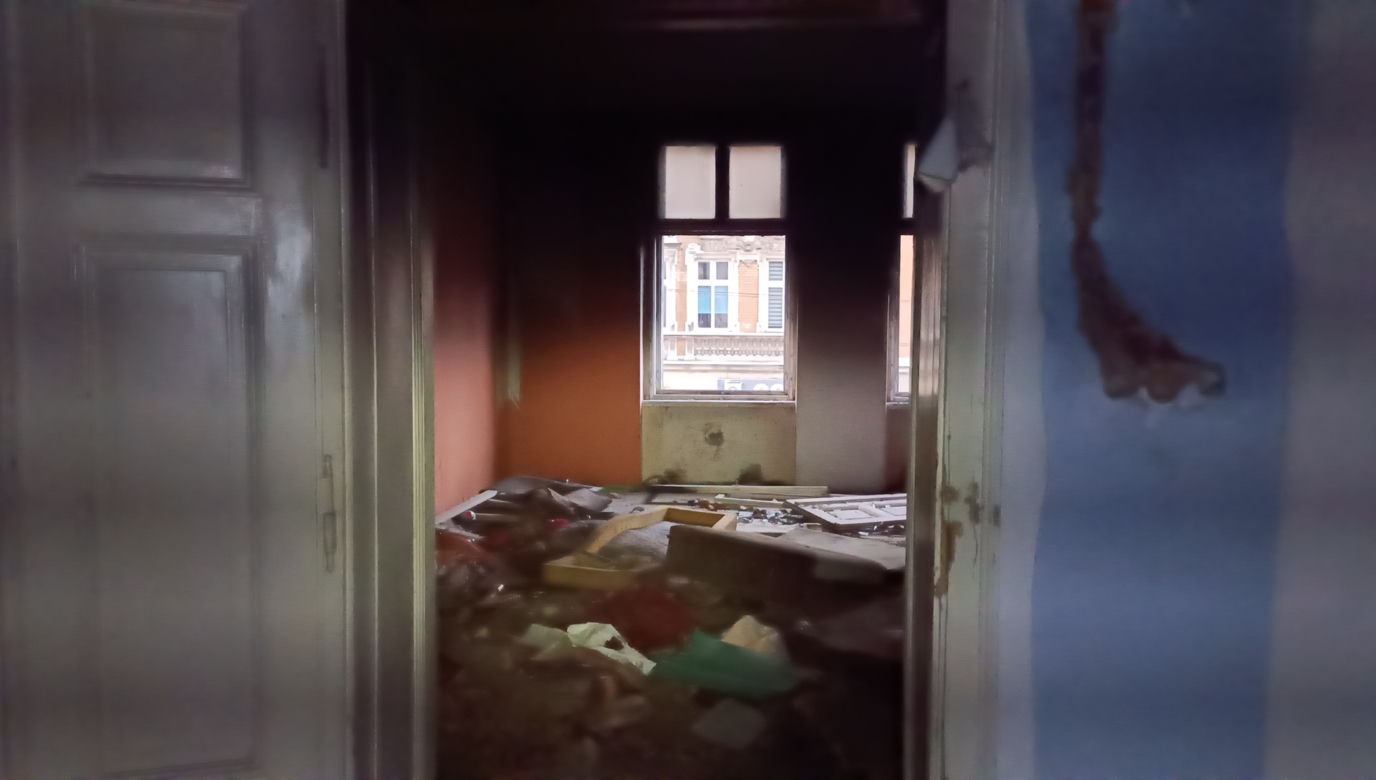 Opuszczona kamienica w centrum Chorzowa. Kto w niej mieszka?