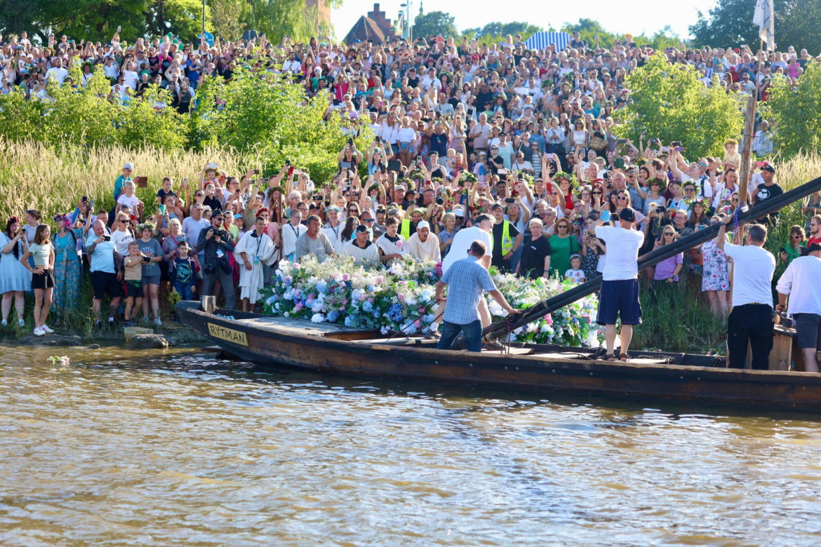 Tak Warszawa powitała lato. Wianki nad Wisłą 2024 