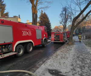 Pożar w Lublinie. Płonie kamienica przy Wesołej. Trudna akcja strażaków [ZDJĘCIA]