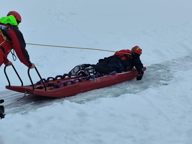 Jak uratować człowieka, gdy załamie się pod nim lód? Strażacy ćwiczyli różne scenariusze