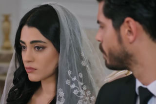 Panna młoda, odcinek 19: Hancer i Cihan stają na ślubnym kobiercu, ale nie spędzają razem nocy poślubnej