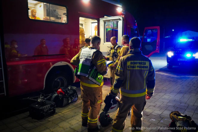 Gigantyczny pożar hali w Wielkopolsce. Chmura dymu i alert RCB! [ZDJĘCIA]