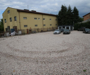 Staranował leksusem policjantów i uciekł
