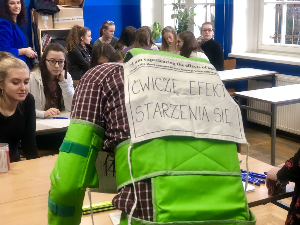 Symulator nie tylko sprawia, że nogi i ręce stają się cięższe, ale dodatkowo ogranicza ruchomość stawów. 