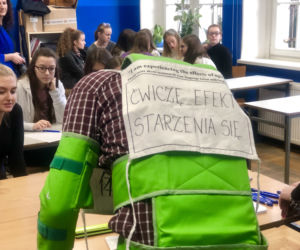 Symulator nie tylko sprawia, że nogi i ręce stają się cięższe, ale dodatkowo ogranicza ruchomość stawów. 