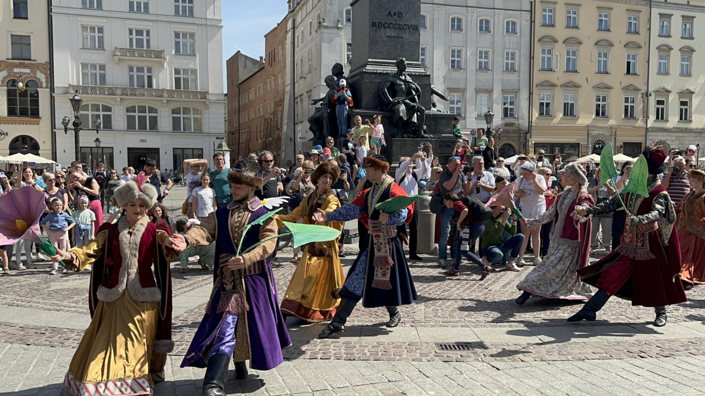 "Polonez wiosenny" na Rynku Głównym w Krakowie