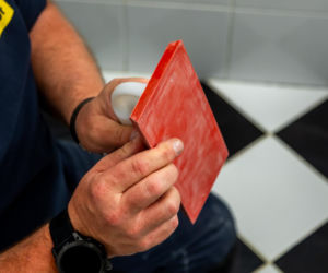 Jak poprawnie usunąć starą fugę i silikon oraz nałożyć nowy? Murator Remontuje