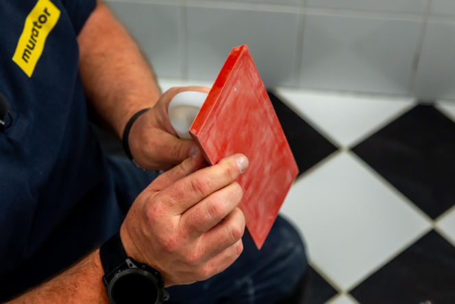 Jak poprawnie usunąć starą fugę i silikon oraz nałożyć nowy? Murator Remontuje