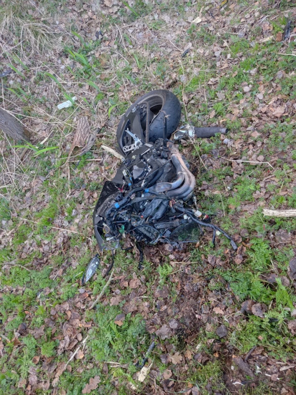 Wyszków. Przerażający widok! Motocykl rozerwany na części i złamane drzewo. Śmigłowiec zabrał kierowcę (ZDJĘCIA]