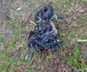 Wyszków. Przerażający widok! Motocykl rozerwany na części i złamane drzewo. Śmigłowiec zabrał kierowcę (ZDJĘCIA]