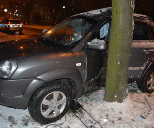 Wypadek w Krośnie: Hyundai uderzył w drzewo