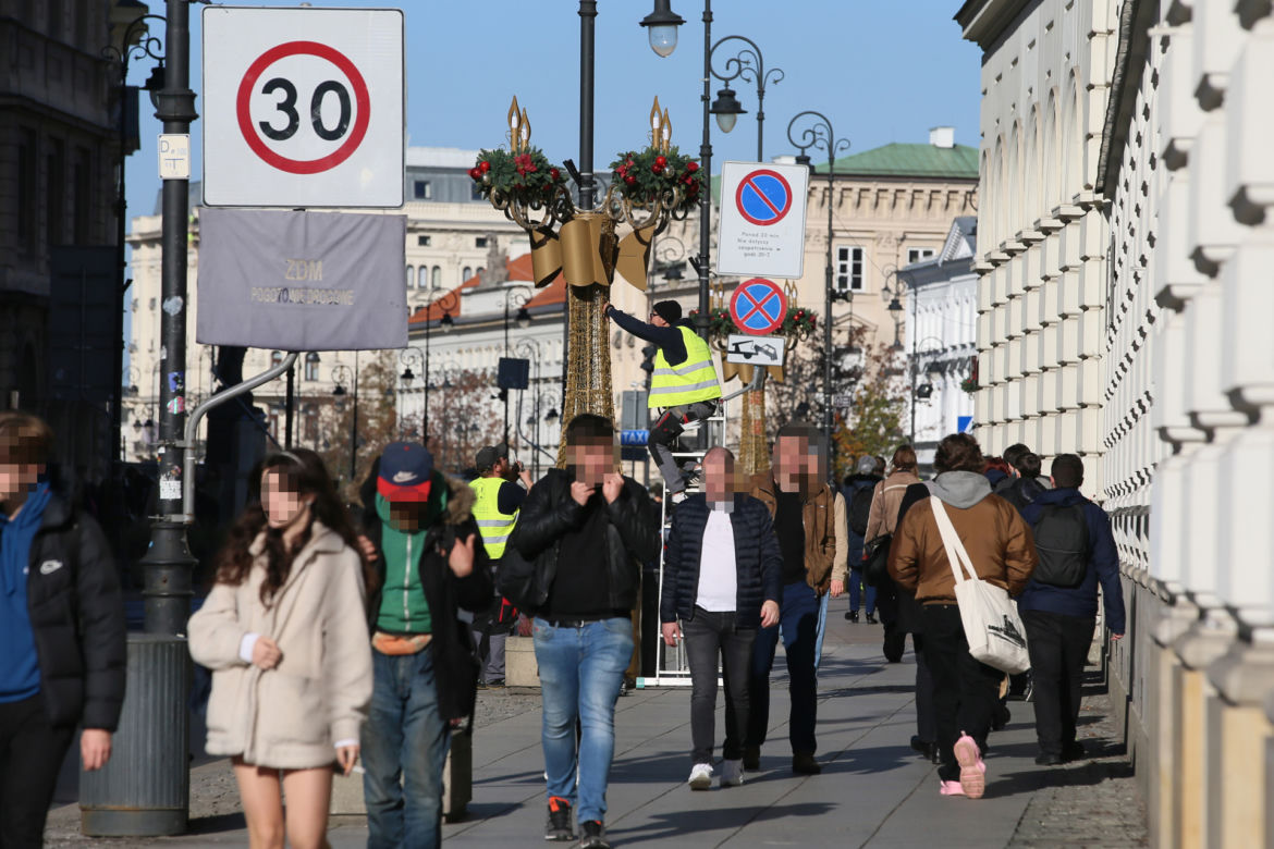 Warszawa rozwiesza świąteczną iluminację mimo wysokich cen prądu. Rafał Trzaskowski odpowiada