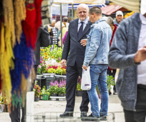 Paweł Kowal na bazarze