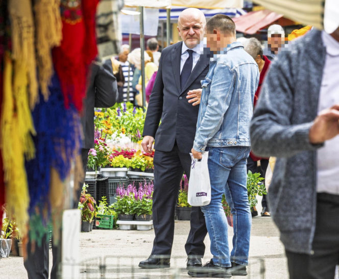 Paweł Kowal na bazarze