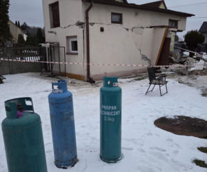 Wybuch gazu w domu jednorodzinnym. 88-letnia kobieta ciężko ranna