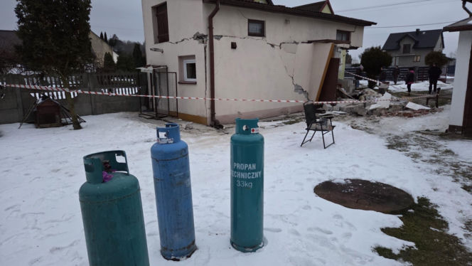 Wybuch gazu w domu jednorodzinnym. 88-letnia kobieta ciężko ranna