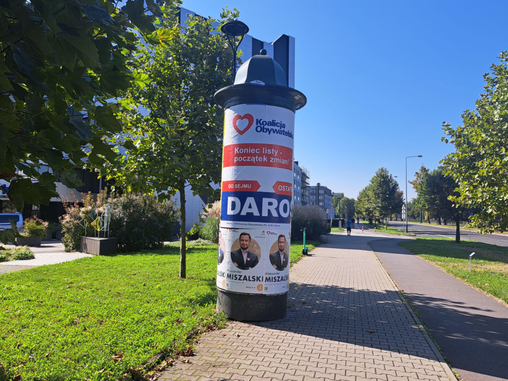 Plakaty wyborcze w Krakowie. Tak kandydaci na posłów i senatorów zabiegają o głosy wyborców