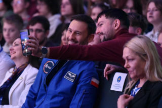 Sławosz Uznański-Wiśniewski w Toruniu. Gigantyczna kolejka pod Aulą UMK