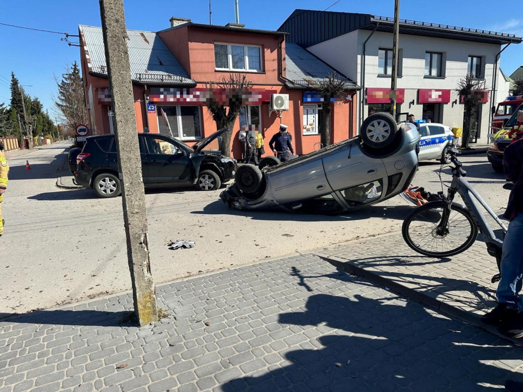 Emeryt wjechał w kobietę, która wsadzała dzieci do samochodu. Koszmarny wypadek pod Warszawą 