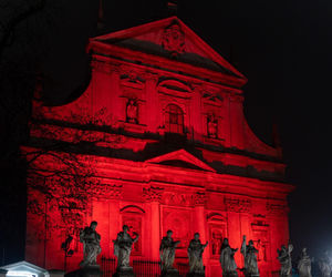 Krakowskie kościoły zaświecą się na czerwono. Trwa akcja Red Week