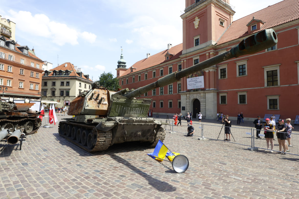 Rosyjskie czołgi w Warszawie! Pancerne bestie straszą na Placu Zamkowym