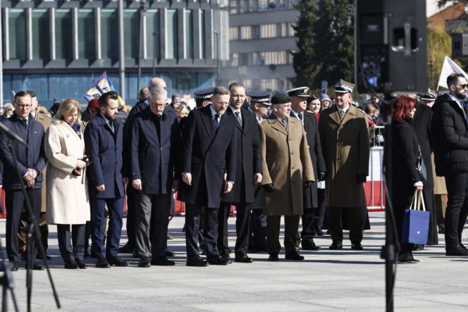 Rocznica katastrofy smoleńskiej. Prezydent Nawrocki uczcił pamięć zmarłych
