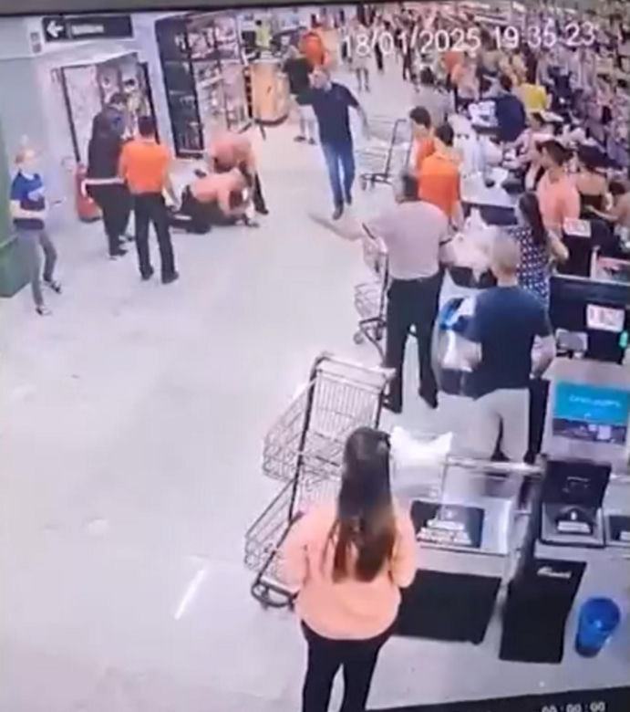 Mąż pracownicy supermarketu uderzył łopatą jej szefa. W sklepie pełno ludzi, wszystko się nagrało!