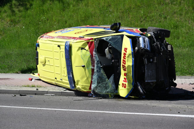 Makabra na drodze w Przemyślu! Osobówka zderzyła się z karetką. Nie żyje mężczyzna