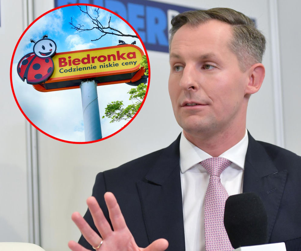 Prezes UOKiK Tomasz Chróstny w garniturze i krawacie, obok w okręgu logo Biedronki na tle nieba, co symbolizuje karę dla sieci handlowej. O decyzji UOKiK wobec Biedronki przeczytasz na portalu Super Biznes.