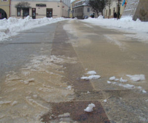 Rynek w Tarnowie pod śniegiem. W akcji pługopiaskarka MPGK