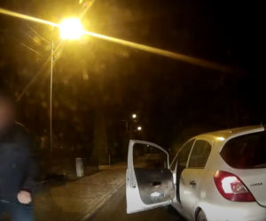 Nocna agresja kierowcy w Toruniu. Zdjęcia z kamery samochodowej poszkodowanego