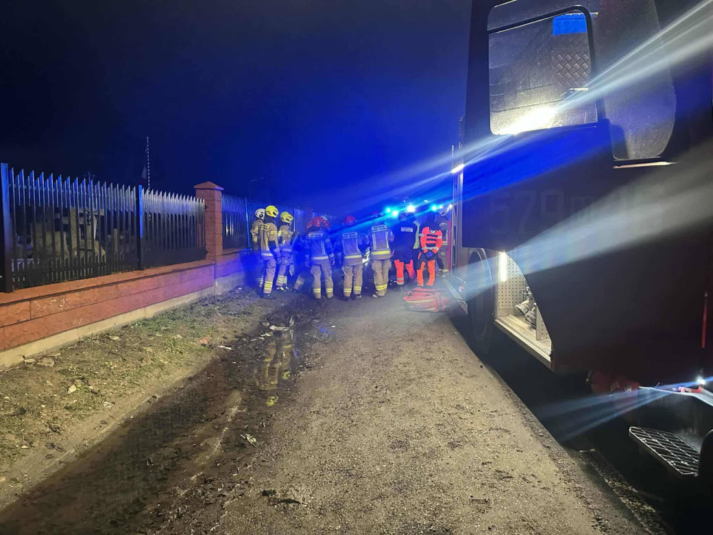 Tragedia w Chociszewie: Skoda wbiła się w ogrodzenie cmentarza! Nie żyje 36-latek