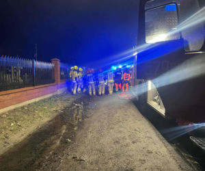 Tragedia w Chociszewie: Skoda wbiła się w ogrodzenie cmentarza! Nie żyje 36-latek