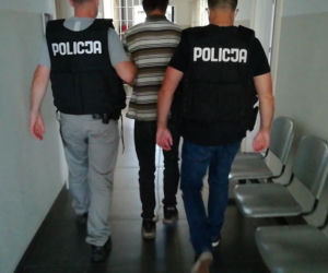 Rozbój o poranku w centrum Torunia. Policja błyskawicznie dopadła sprawców