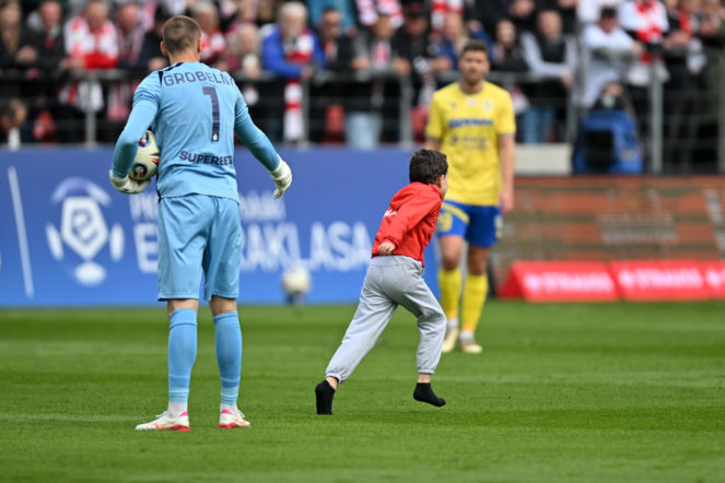 Kilkuletni chłopiec przerwał mecz Cracovia - Arka. Zaskakujące oświadczenie klubu