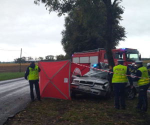 Tragedia pod Brodnicą. W Czekanowie kierowca osobówki UDERZYŁ W DRZEWO!