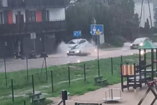 Bydgoszcz pod wodą po gwałtownej burzy. Zalane ulice, kilkadziesiąt interwencji