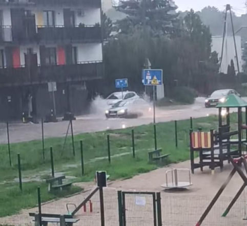 Bydgoszcz pod wodą po gwałtownej burzy. Zalane ulice, kilkadziesiąt interwencji