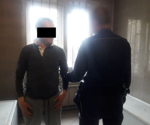 Młotkiem wybijał szyby w autach