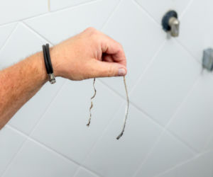 Jak poprawnie usunąć starą fugę i silikon oraz nałożyć nowy? Murator Remontuje