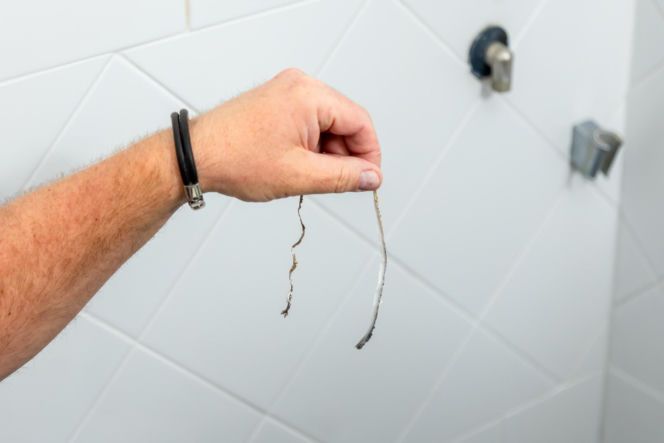 Jak poprawnie usunąć starą fugę i silikon oraz nałożyć nowy? Murator Remontuje