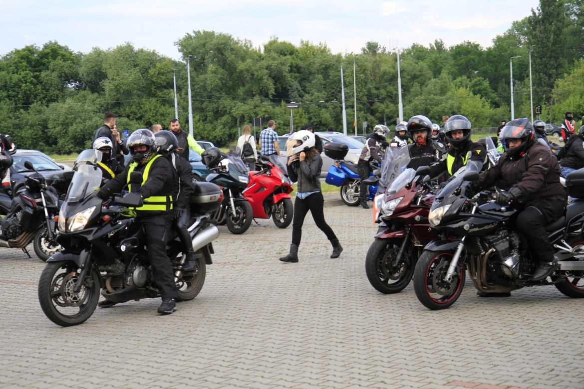 Przed Areną Lublin symbolicznie pożegnano dwójkę tragicznie zmarłych motocyklistów