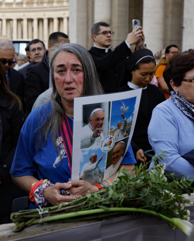 Wierni na Placu św. Piotra modlili się w intencji papieża Franciszka